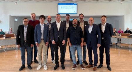 Digital Bauanträge einreichen im Kreis Paderborn:  Dr. Uwe Schnedar (Leiter Bauordnungsamt Stadt Paderborn), Markus Hückelheim (Leiter Bauordnungsamt Stadt Delbrück), Lasse Hildebrand (Firma PROSOZ Herten) , Philip Tigler (Firma PROSOZ Herten), Lennart Strunz (Firma PROSOZ Herten) , Dr. Ulrich Beckschulte (Leiter Amt für Bauen und Wohnen Kreis Paderborn), Martin Tintelott (Sachbearbeiter Amt für Bauen und Wohnen Kreis Paderborn), Daniel Sanchez Domingo (stv. Leiter Amt für Bauen und Wohnen Kreis Paderborn), Landrat Christoph Rüther, Henrik Egeler (Technischer Dezernent Kreis Paderborn). V.l.